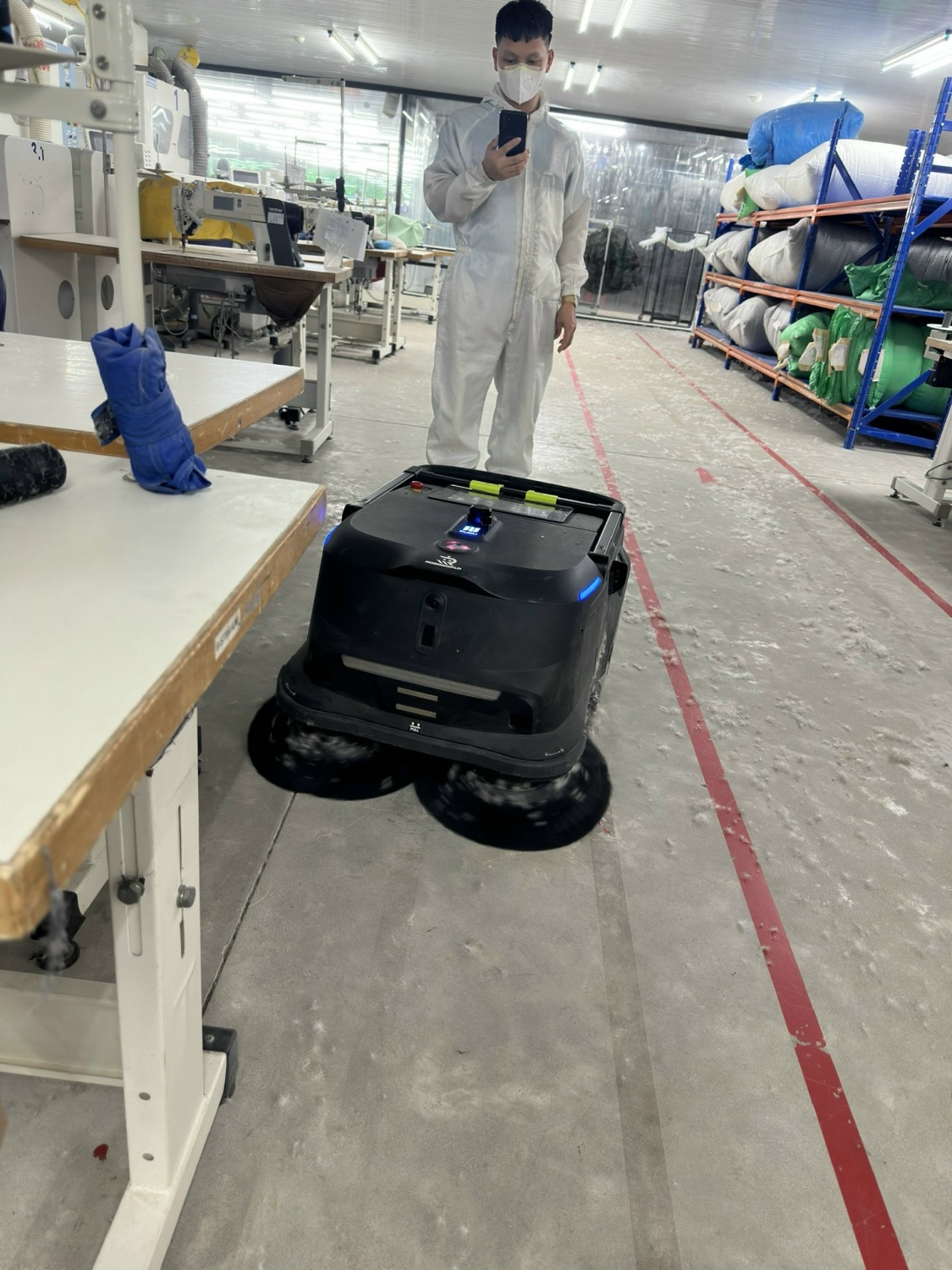 Robot PUDU MT1 vận hành trong nhà máy thực tế